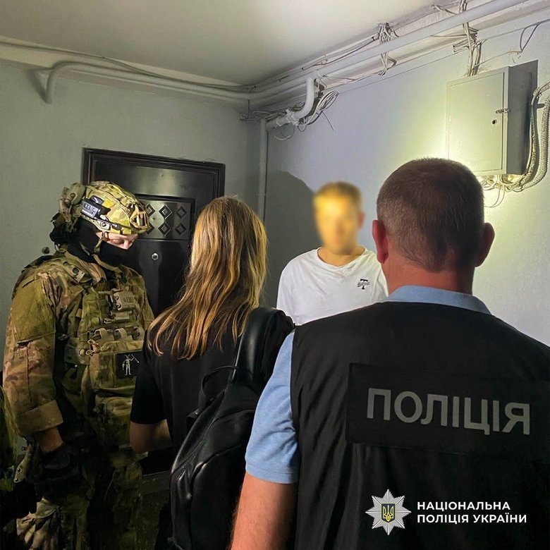 Троє чоловіків вибивали неіснуючий борг з хлопця у Дніпрі