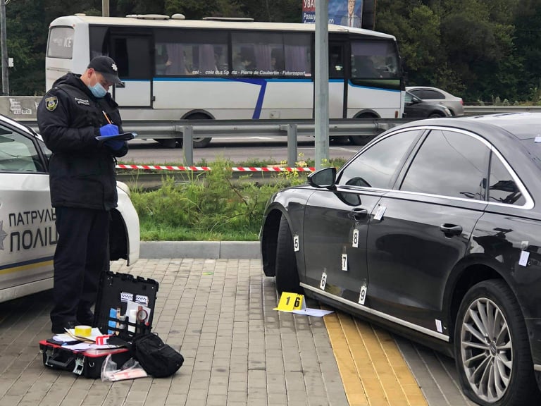 Стріляли в автомобіль помічника Зеленського Шефіра, поранено водія 04