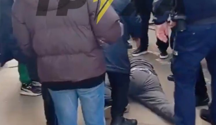 Поліціянти хотіли доставити військовозобов’язаного до ТЦК у Харкові: місцеві перешкоджали, чоловік утік. ВIДЕО