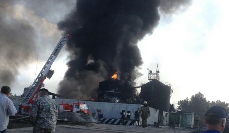 14 fuel containers continue burning at the oil depot near Kyiv, - State Emergency Service. PHOTOS