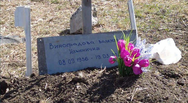 Цивільних жертв російської агресії у Маріуполі ховають на дитячих майданчиках 01