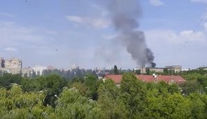 У центрі окупованого Донецька горить колишній офіс Індустріального союзу Донбасу. ВIДЕО