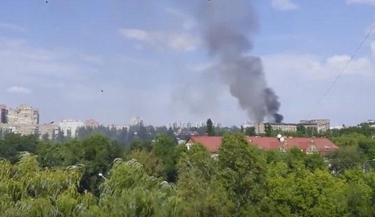У центрі окупованого Донецька горить колишній офіс Індустріального союзу Донбасу. ВIДЕО