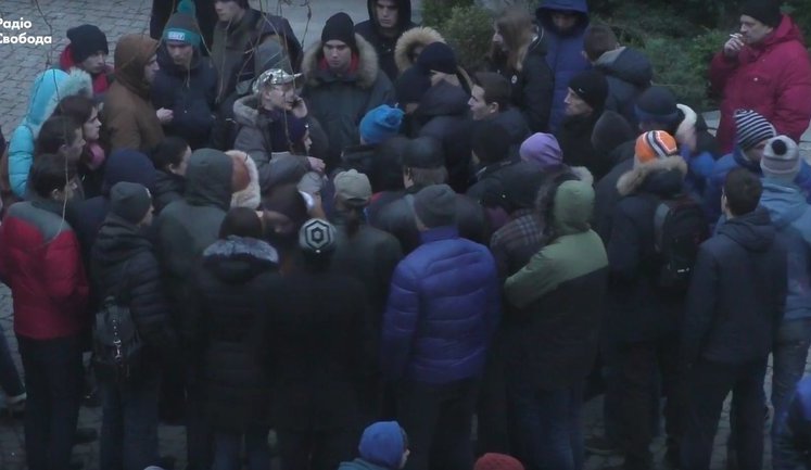 "Короче кидалово. Нае#али нас жестко": некоторым митингующим за отставку Кабмина под Радой не заплатили. ВИДЕО