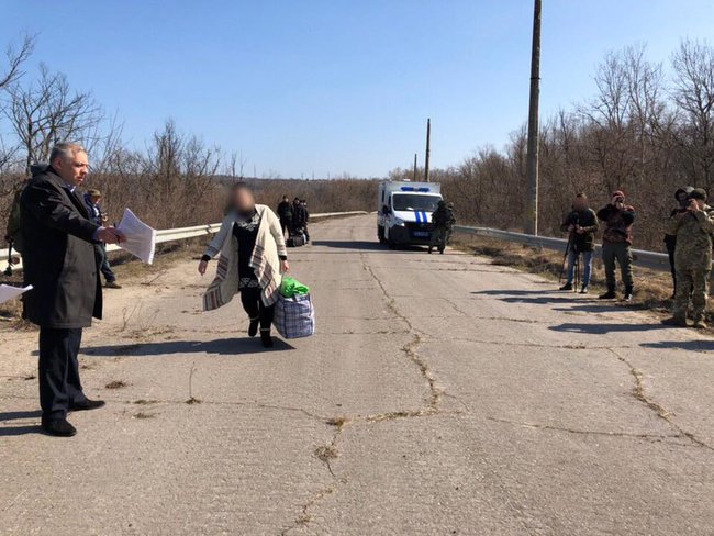 Представители ЛНР передали 60 заключенных для дальнейшего отбывания наказания на подконтрольной Украине территории, - Денисова 08