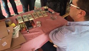 Затриманий на хабарі $ 70 тисяч чиновник - громадянин Польщі, призначений попереднім керівництвом "Укрзалізниці", - Луценко. ФОТО