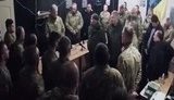 "Азовцы" не ответили на приветствие Порошенко и попытались получить ответ на вопрос о воровстве в армии: новое видео со встречи бойцов полка "Азов" и главы государства. ВИДЕО