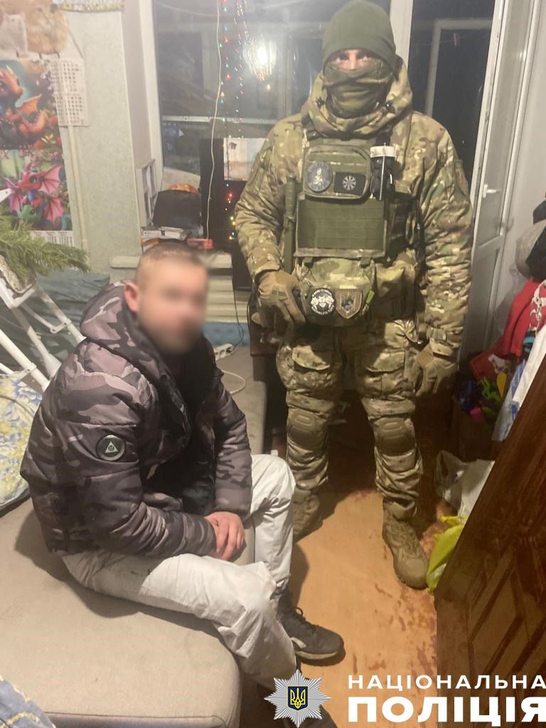 Чернігівські поліціянти затримали чотирьох зловмисників, які запустили феєрверк під час повітряної тривоги 01