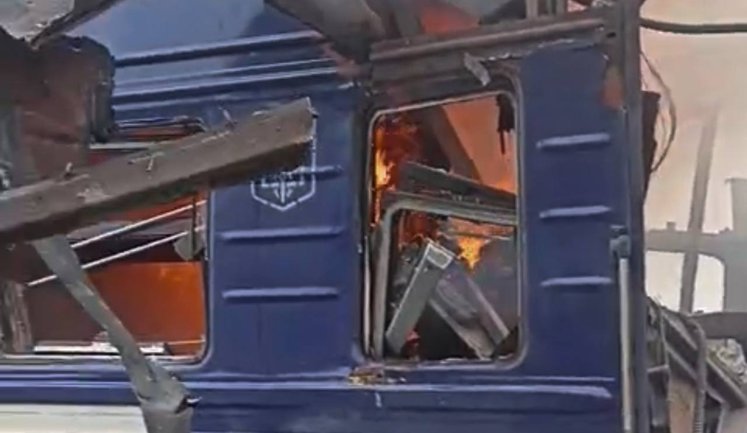 Зеленський про удар РФ по залізничному вокзалу в Шостці: десятки постраждалих, на місці були працівники "Укрзалізниці" і пасажири. ВIДЕО