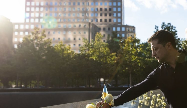 Zelenskyi lays flowers at 9/11 memorial in New York. PHOTOS
