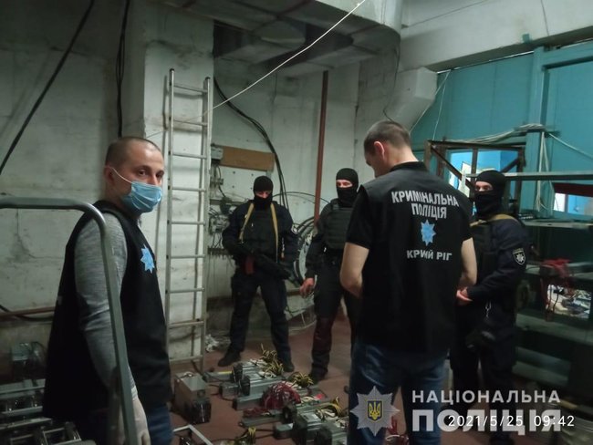 Поліцейські накрили ферму для майнінгу криптовалюти в Кривому Розі 02