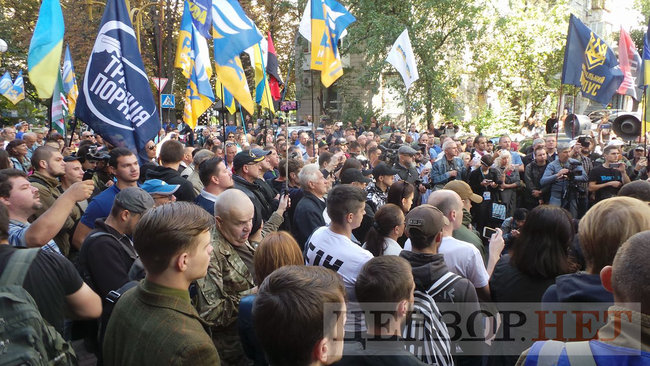 Під час мітингу під ГПУ проти екстрадиції в РФ Тумгоєва сталися сутички: мітингувальники бють вікна, їх у відповідь поливають водою зі шлангів 01