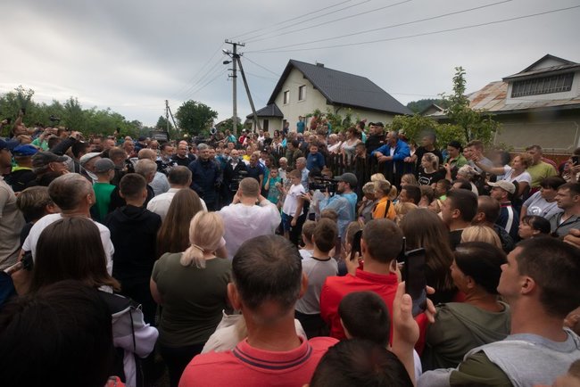 Дизельні генератори, помпи для відкачування води та гроші на техніку, - Порошенко привіз допомогу постраждалим від повені на Прикарпатті 02 Дизельні генератори, помпи для відкачування води та гроші на техніку, - Порошенко привіз допомогу постраждалим від повені на Прикарпатті 02