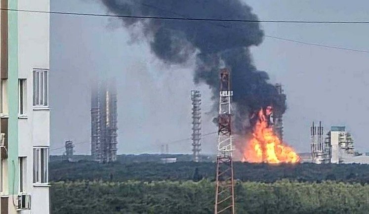У Росії після атаки дронів зупинився найбільший у країні нафтохімічний комплекс, – Reuters
