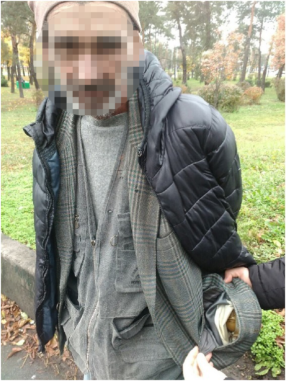 Поліція затримала чоловіка з гранатою в Києві 01