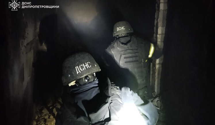 РФ нанесла удар по Днепропетровской области: ранен мужчина, поврежден подразделение ГСЧС и жилые дома. ФОТОРЕПОРТАЖ