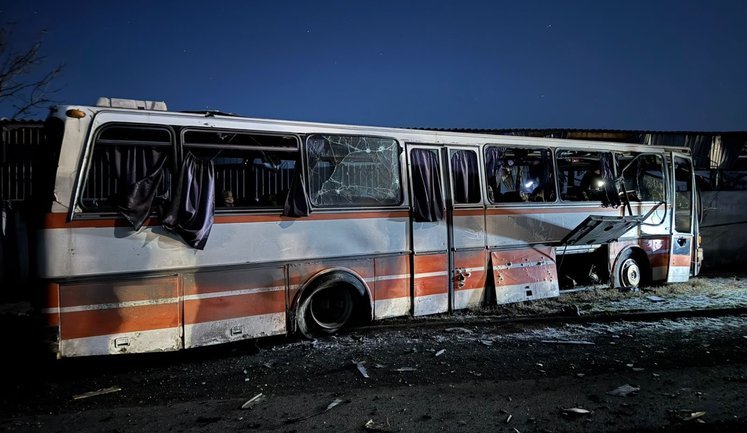 Флеш про удар РФ по автобусу на Дніпропетровщині: російські оператори дронів добре бачили, що ціль цивільна і свідомо атакували. ФОТОрепортаж