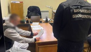 На Прикарпатті судитимуть п’ятьох чоловіків за крадіжки з банківських рахунків 33 українців. ФОТОрепортаж
