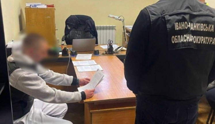 На Прикарпатті судитимуть п’ятьох чоловіків за крадіжки з банківських рахунків 33 українців. ФОТОрепортаж