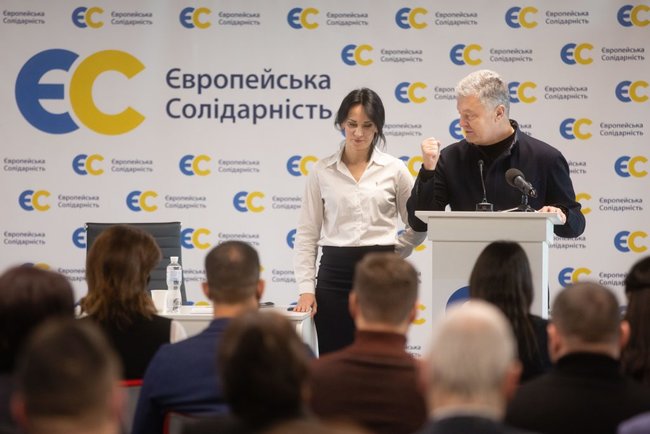 Порошенко призывает поддержать Звиробий на довыборах в Раду: Украине очень дорого обошлась эпоха шоуменов 02