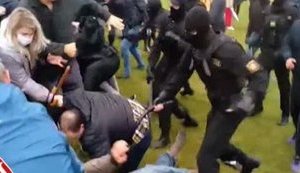 Белорусские милиционеры избивают дубинками участников мирной акции протеста в центре Минска. ВИДЕО