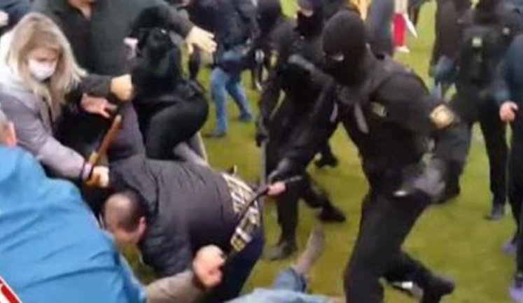 Белорусские милиционеры избивают дубинками участников мирной акции протеста в центре Минска. ВИДЕО