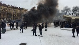 Акция протеста возле Львовского цирка переросла в стычки с полицией и задержания. ФОТОрепортаж+ВИДЕО