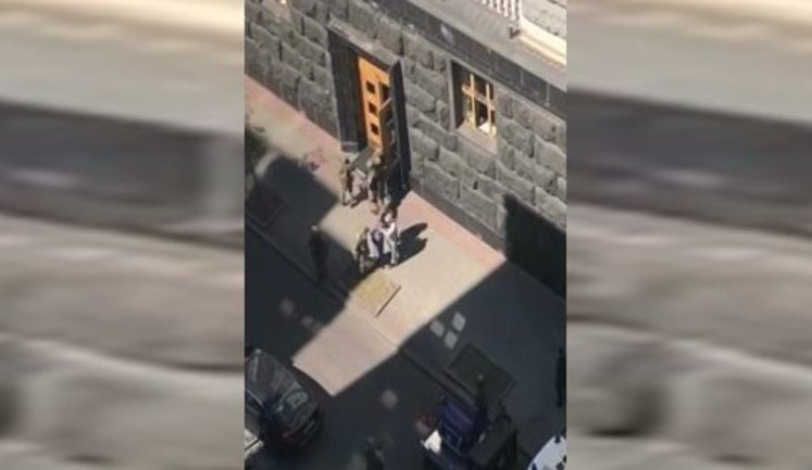 Угрожающий взорвать гранату в Кабмине мужчина задержан, - КГГА. ВИДЕО