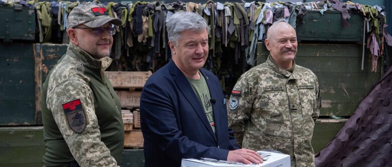 Порошенко передав безпілотники Autel бійцям ССО 01
