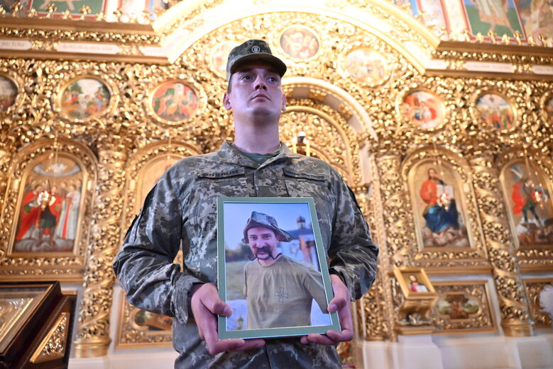 Із бойовим медиком Євгеном Бешлягою, який загинув під Бахмутом під час здійснення евакуаційної місії, попрощалися у Києві 44