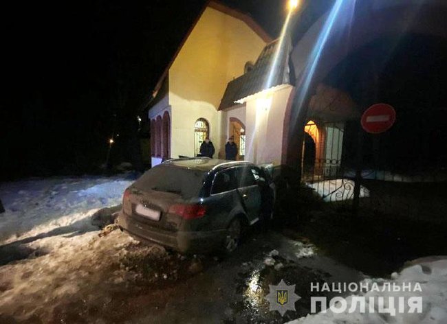 Пяний водій на Рівненщині врізався у бетонну огорожу: на місці загинули двоє його пасажирів 02