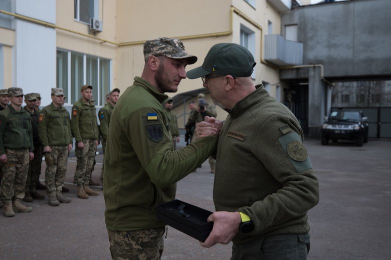 Резніков відвідав Чернігівщину та вручив нагороди захисникам 03