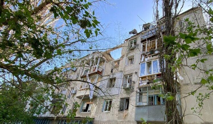 Зранку ворожа авіація завдала ударів по Херсону, четверо постраждалих (оновлено). ВІДЕО+ФОТОрепортаж