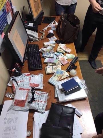 Буковинские чиновники крышевали вывод валюты из страны, - СБУ 02