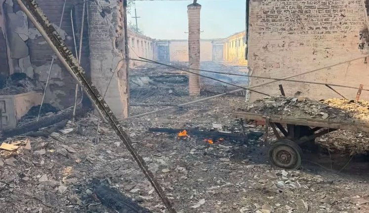 Росіяни зруйнували маточну стайню Запорізького кінного заводу: згорів дах і сінник