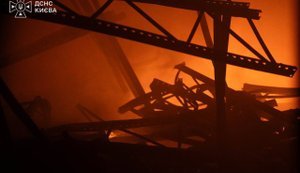 Нежитлова будівля горить у Голосіївському районі Києва після атаки РФ. ФОТОрепортаж