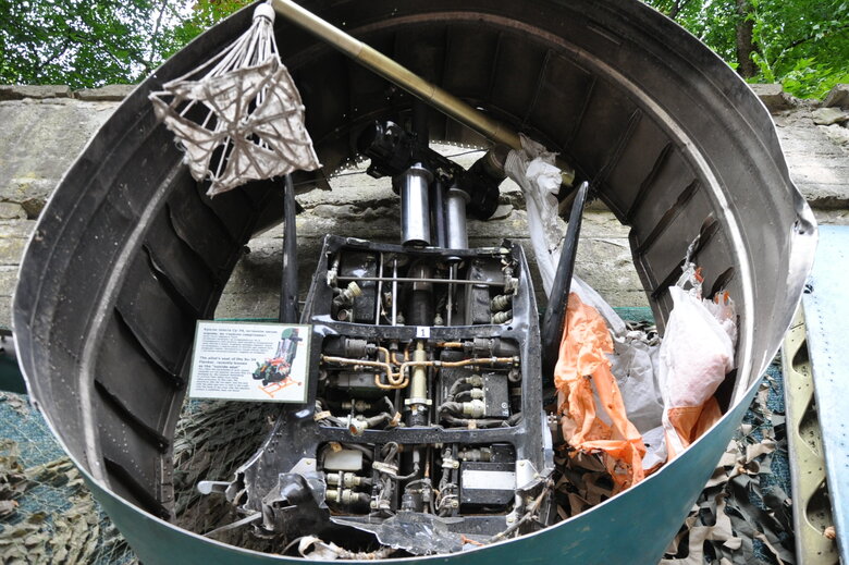 Кресло-катапульта, образцы снарядов и личные вещи рашистов: На Андреевском спуске открылась благотворительная выставка Спротив-2022 76 Кресло-катапульта, образцы снарядов и личные вещи рашистов: На Андреевском спуске открылась благотворительная выставка Спротив-2022 76