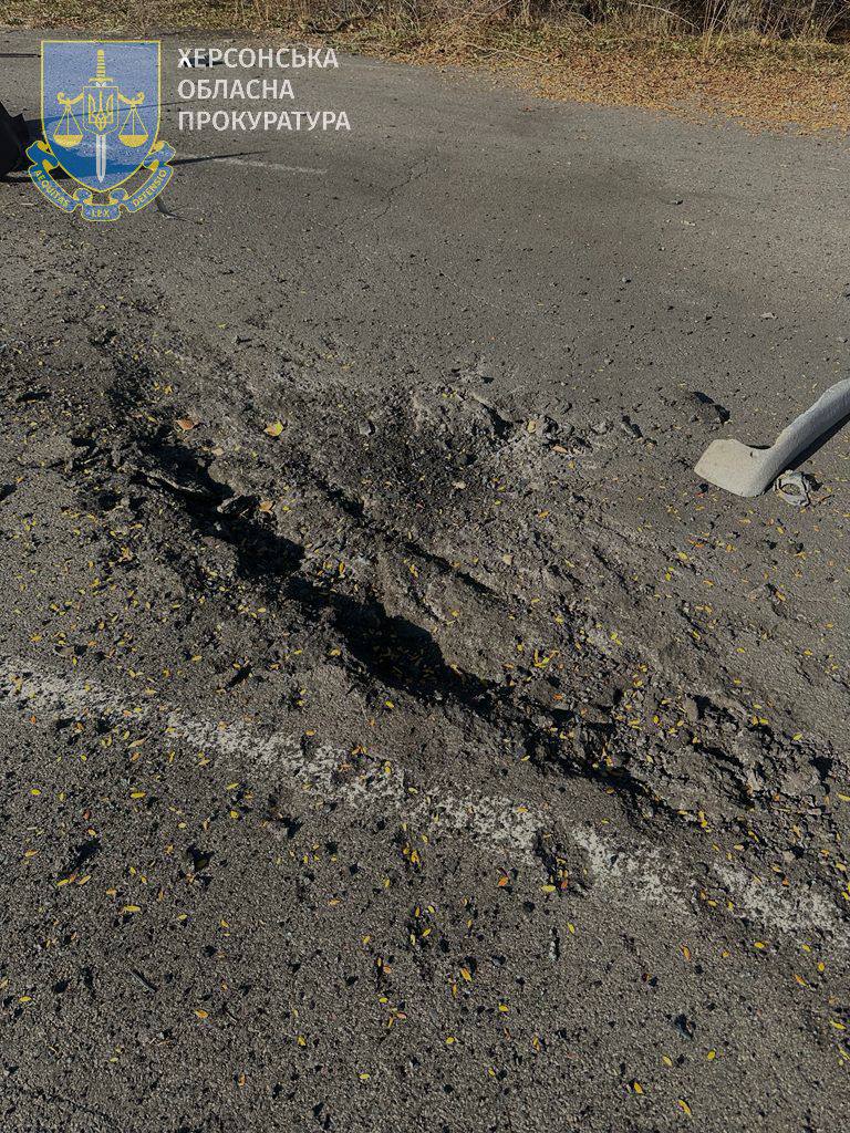 Окупанти вдарили по Херсону: Влучили в автівку, загинув чоловік 02