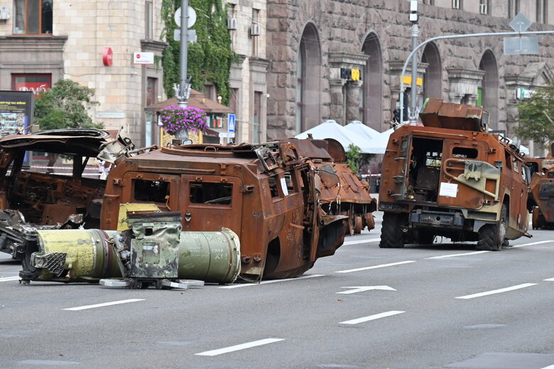 Выставка уничтоженной военной техники РФ на столичном Крещатике 39