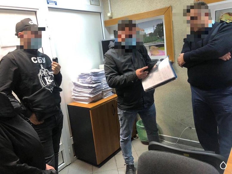 Схемы на Киевской таможне: Подакцизные товары под видом несопровождаемого багажа оформляли в Борисполе. Задержаны двое человек, сумма взятки - $5 тыс. 02