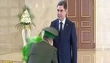 Бурхливі овації, квіти і статуетка коня Головнокомандувачу: туркменські силовики, ставши навколішки, вітають президента. ВIДЕО