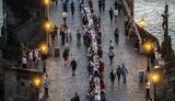 Чехи в Празі за 500-метровим столом влаштували "прощання" з коронавірусом. ФОТОрепортаж