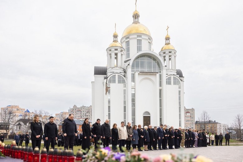 Зеленський вшанував пам'ять вбитих у Бучі