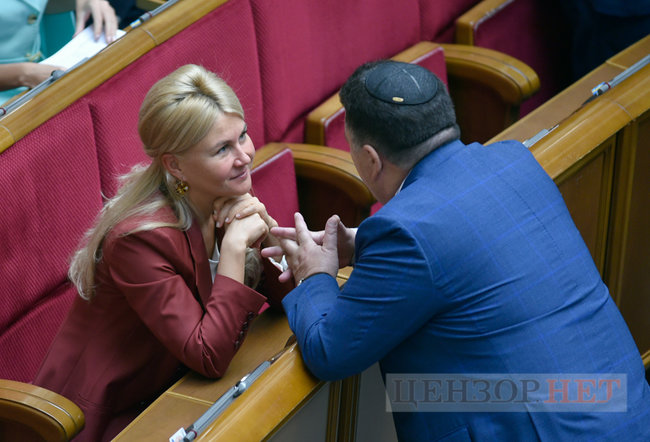 Усі обіймаються та обмінюються любязностями, Тимошенко шепочеться, Порошенко задумливий, Разумков розводить руками, - день роботи Ради 7 вересня 16