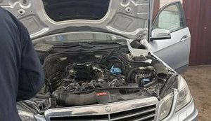 Майже мільйон доларів під капотом: чернівецькі митники затримали жінку, яка незаконно перевозила валюту. ВІДЕО+ФОТОрепортаж