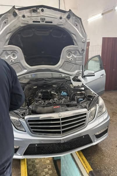 На пункті "Порубне - Сірет" жінка намагалась вивезти 970 тисяч доларів у тайнику авто