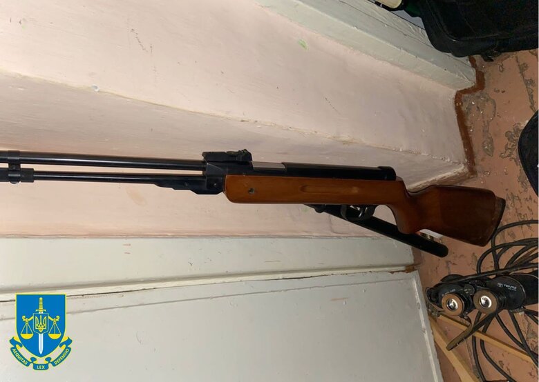 На балконе - флаг с серпом и молотом, в квартире - оружие: на Львовщине будут судить мужчину 04