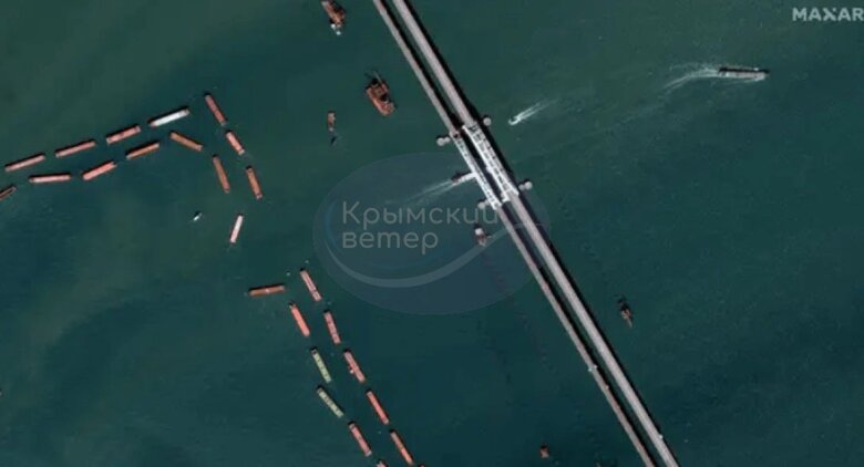 Окупанти нарощують оборонні споруди довкола Кримського мосту