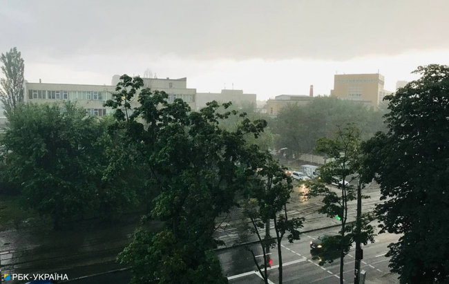 Київ накрила потужна злива: вулиці перетворилися на річки, кілька станцій метро затопило 02