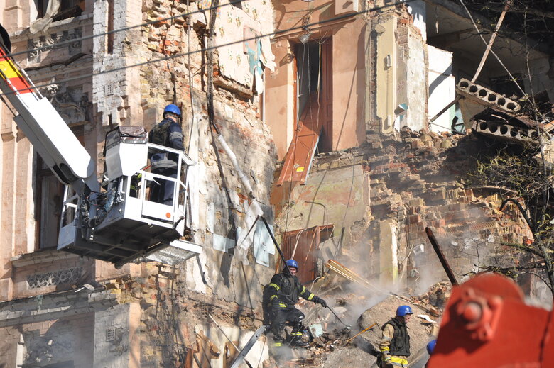 At site of kamikaze drone attack in Kyiv, rubble is being cleared 26